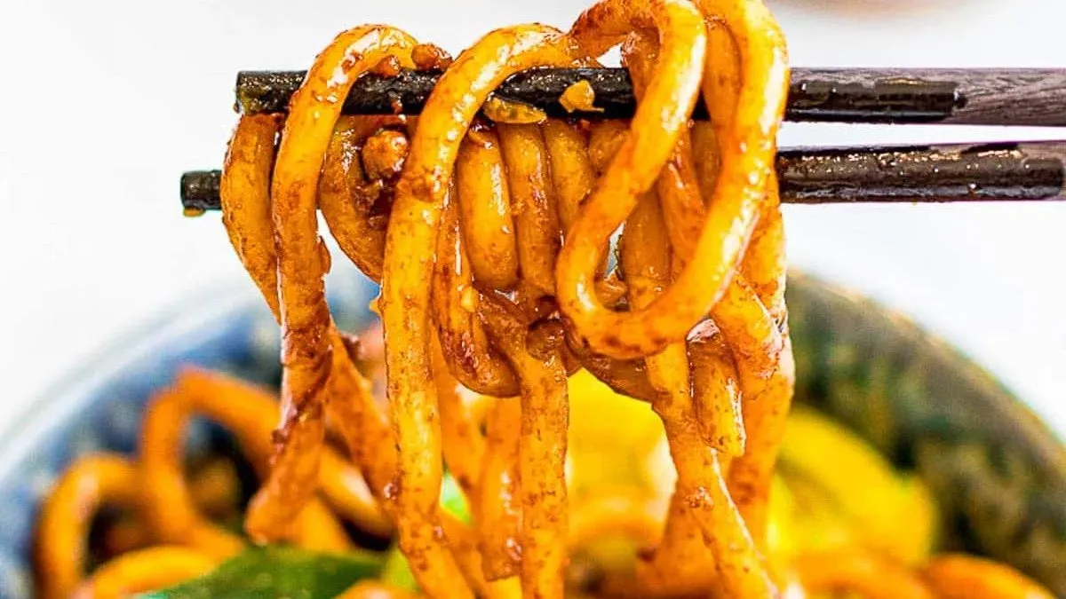 J4. Pirított Udon tészta teriyaki szósszal/ Stir-fried Udon with teriyaki