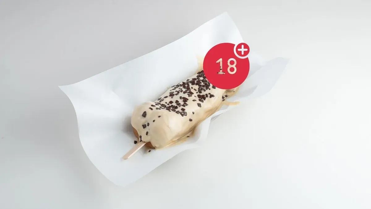 Dick Waffle white chocolate sauce