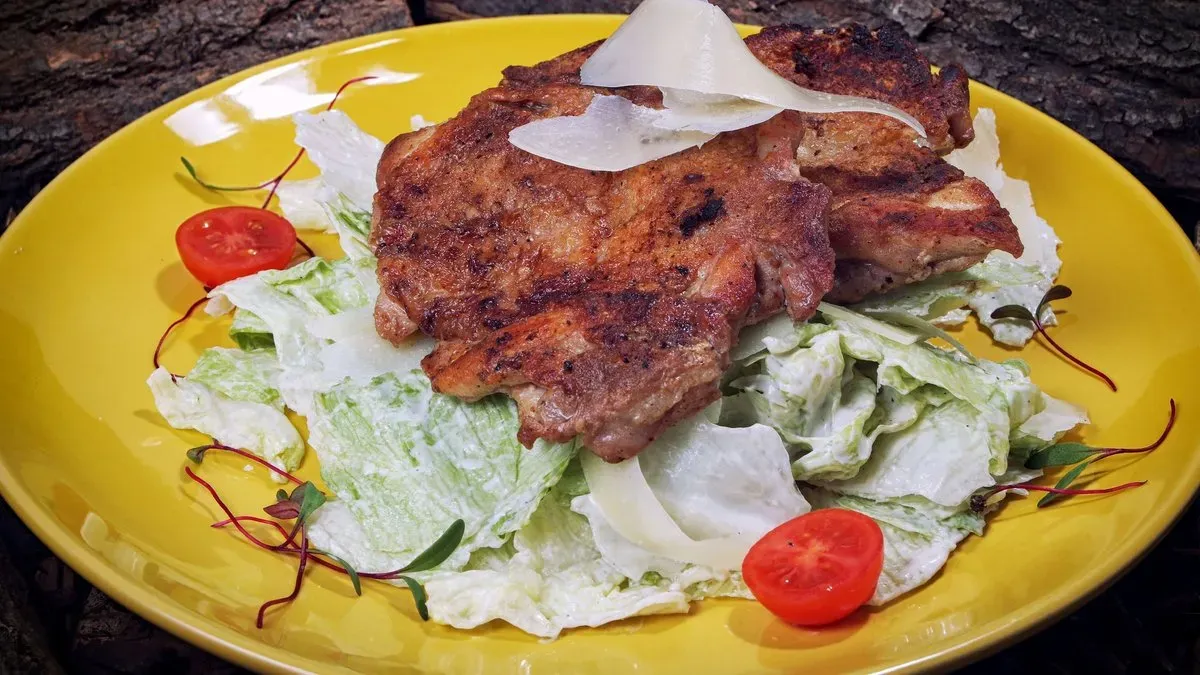 VASALT CSIRKECOMBFILÉ, cézár saláta, parmezánforgács