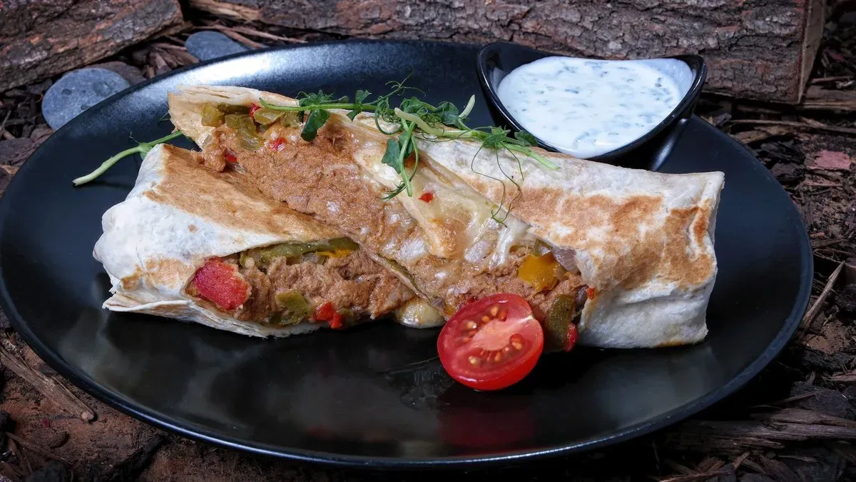 Tépett malachúsos burrito sült burgonya, snidlinges tejföl
