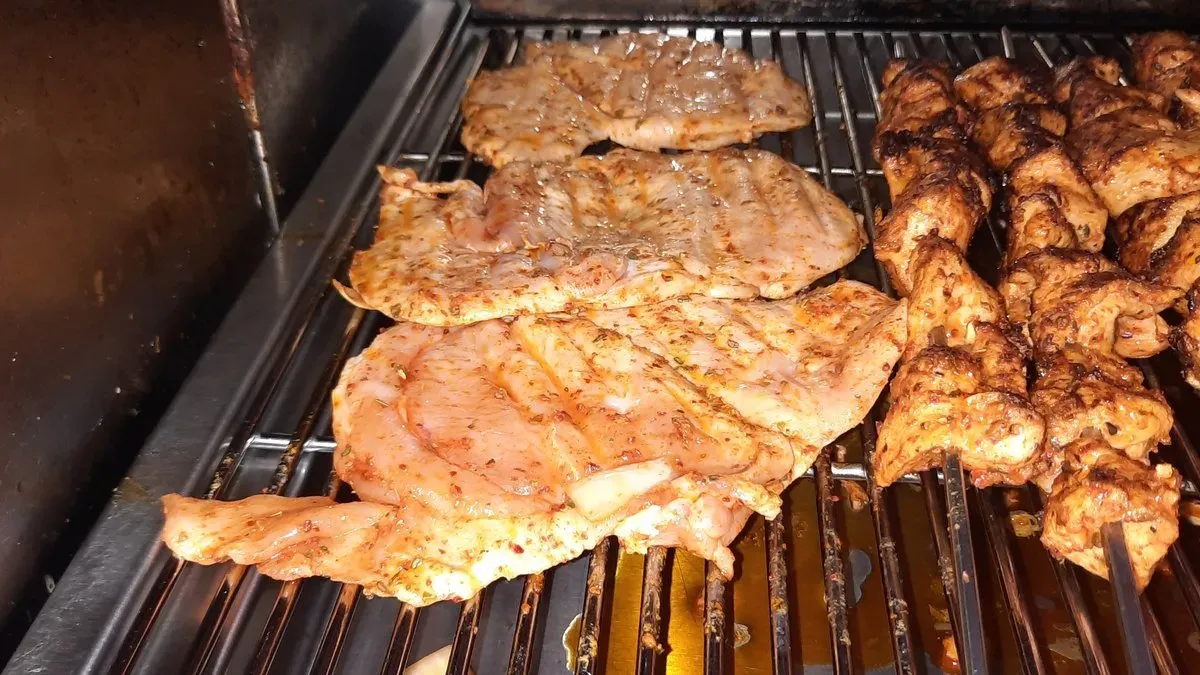 Grillezett fűszeres  Csirkemell szelet , Körettel