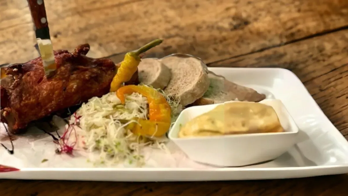 Prágai sült csülök, kenyér, mustár, savanyúság