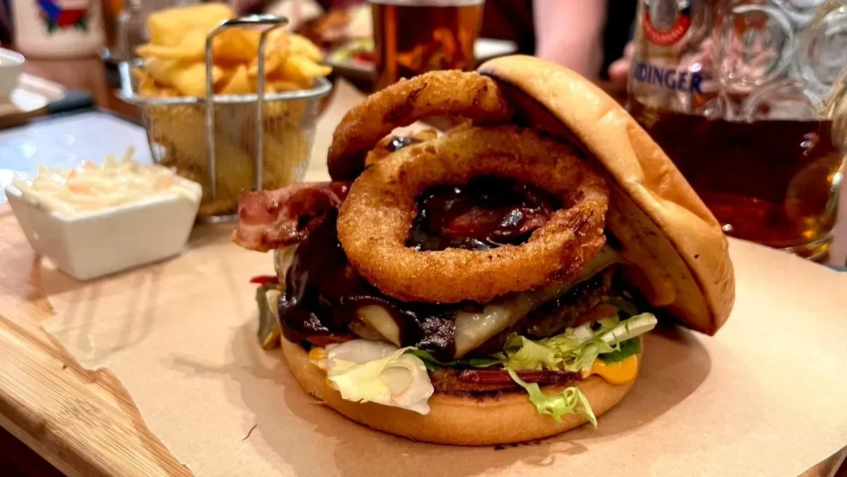 Smokey Burger, hasáb, coleslaw