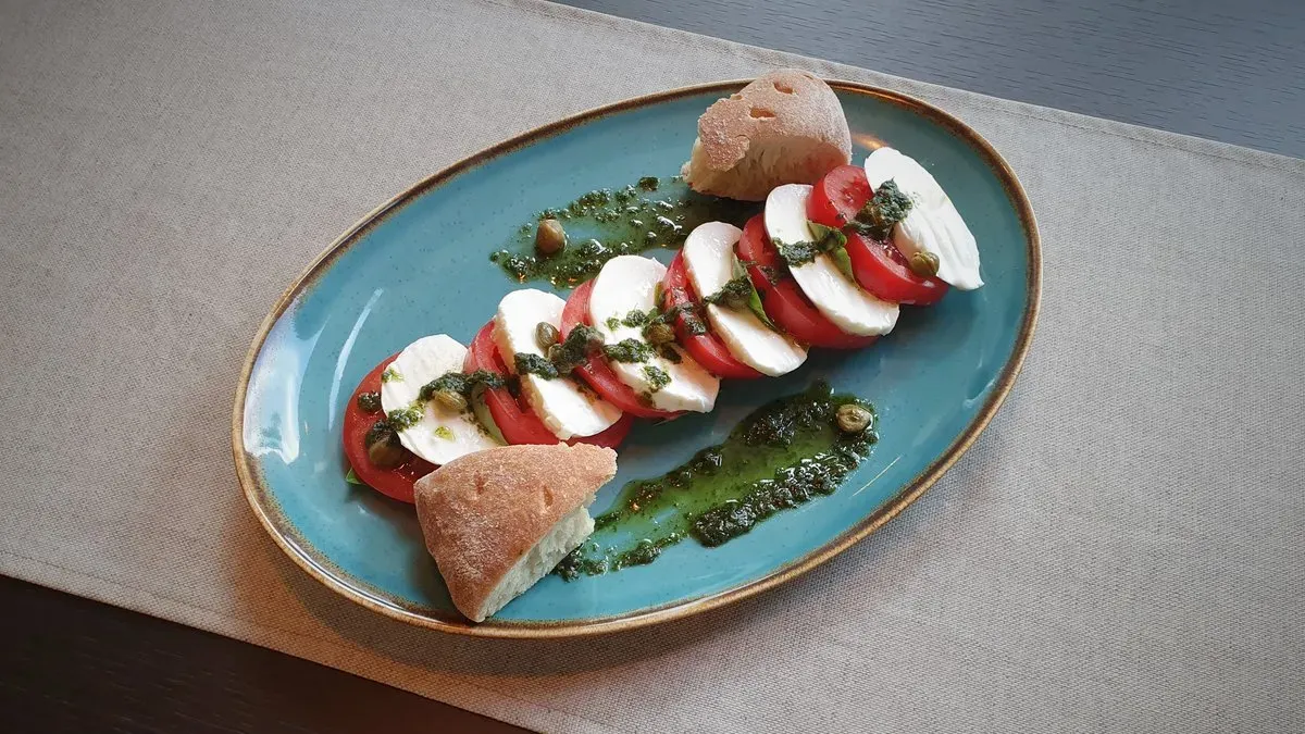 Mozzarella caprese (V)