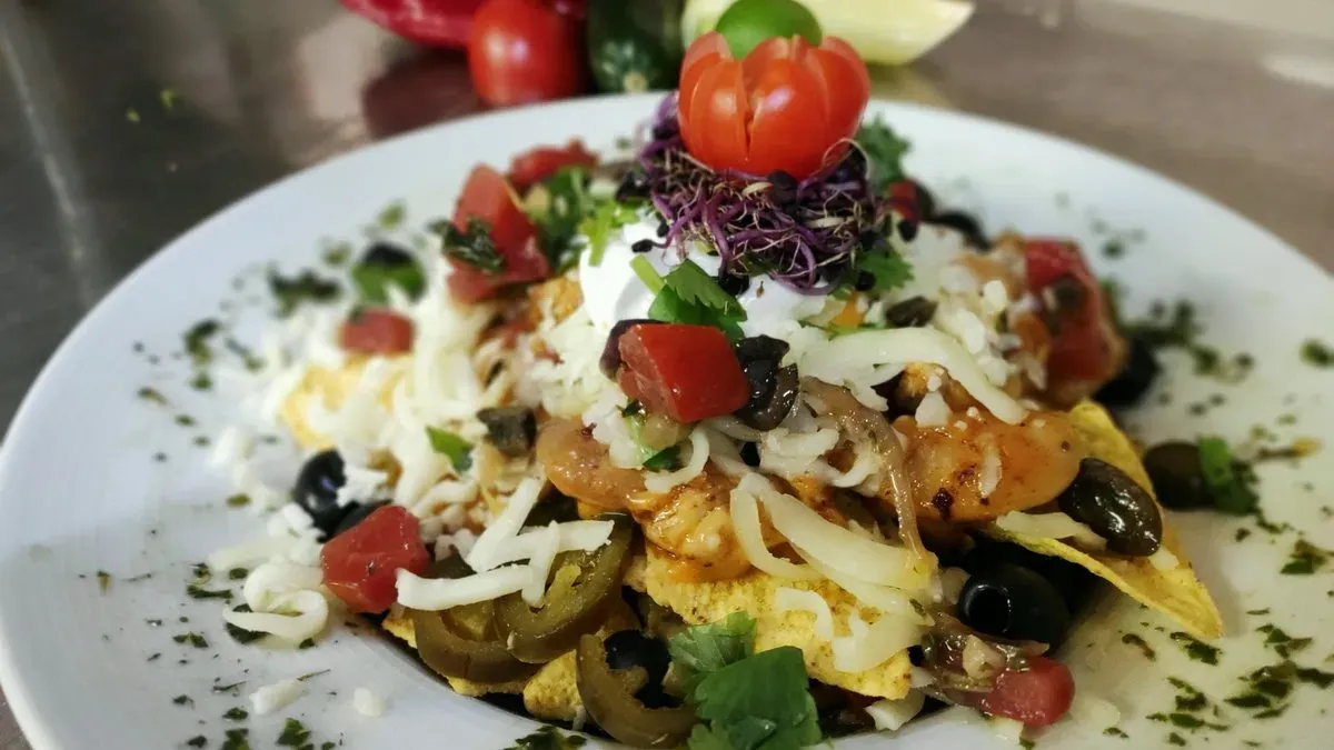 Friss salátatál grillezett gomolyával