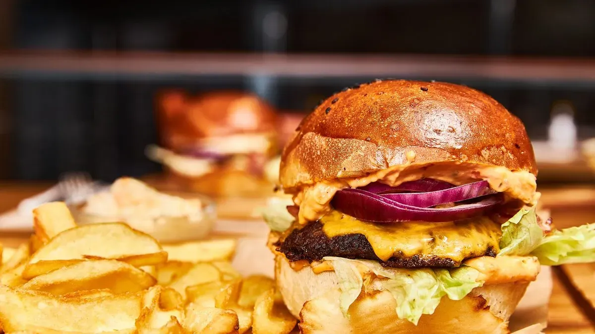 Barna sörös burger csónakburgonyával, coleslaw-val