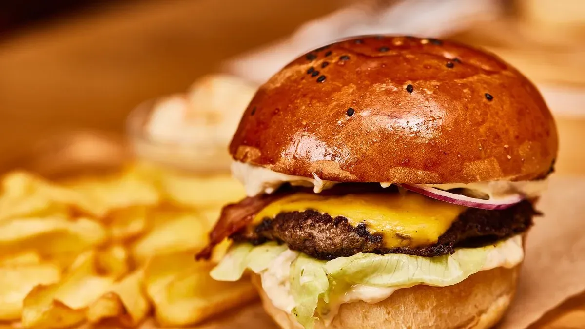 Marha burger csónakburgonyával, coleslaw-val