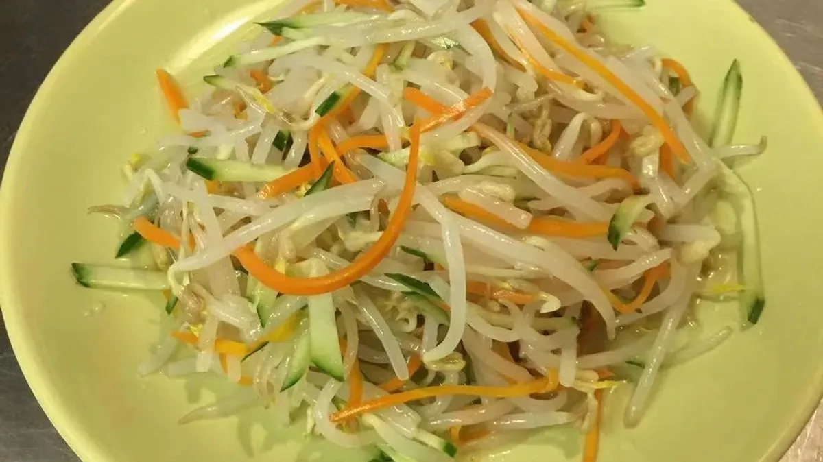 B16 Babcsíra saláta 凉拌豆芽