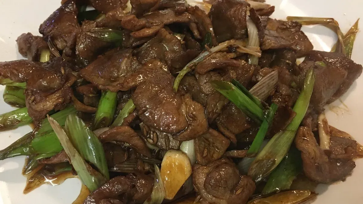 D12 Újhagymás bárány 葱爆羊肉