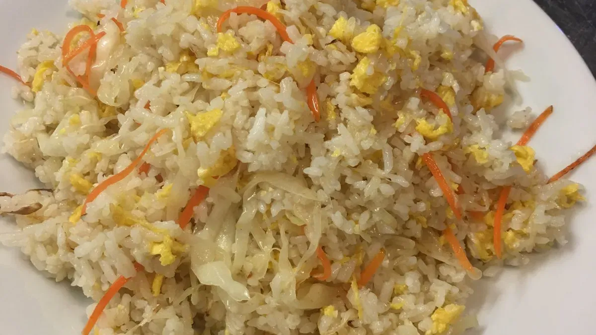 R05 Sült rizs válaszható hússal 肉炒饭