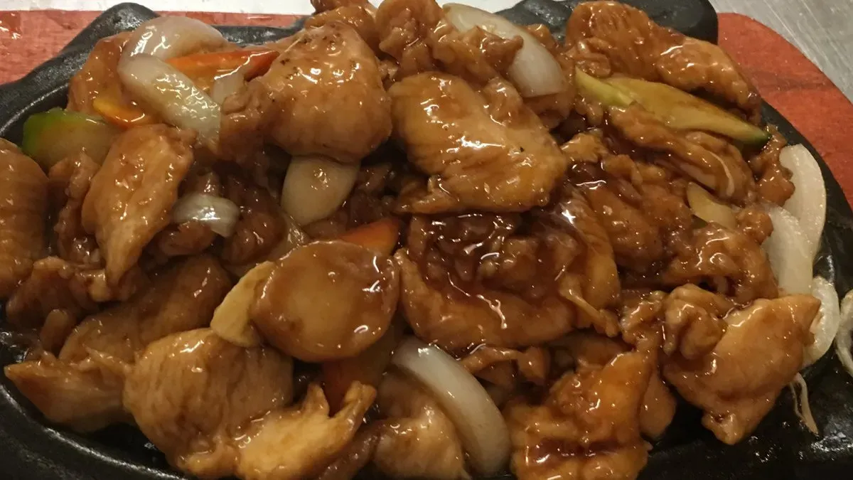 C08 Vaslapos csirkehús 铁板鸡肉