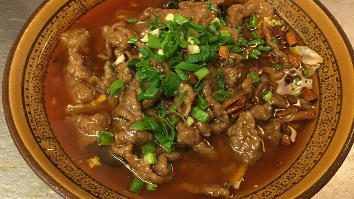 D08 Csípős marha "pörkölt" 水煮牛肉
