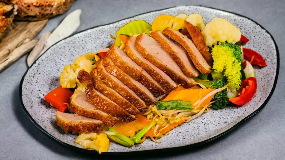 Grillezett kacsamell jázminrizzsel és zöldségekkel.