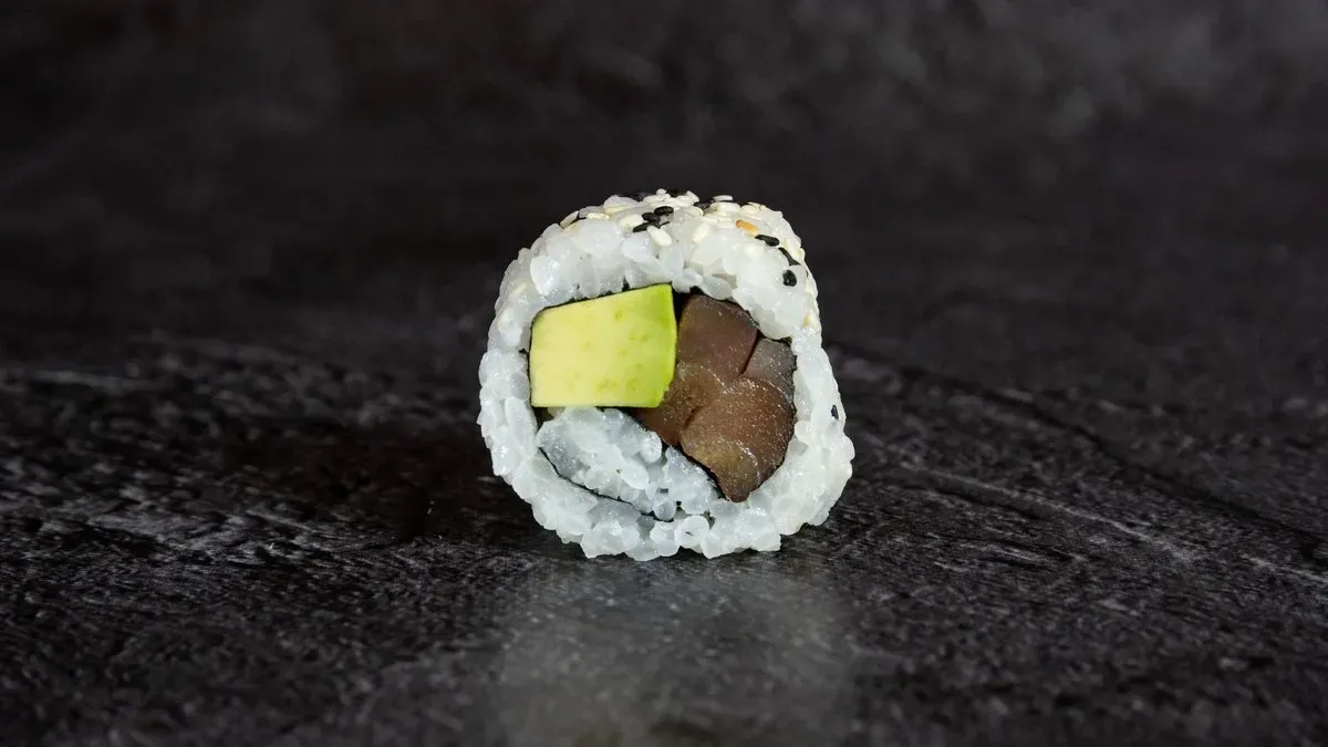 Vörös Tonhal - Avokádó Uramaki