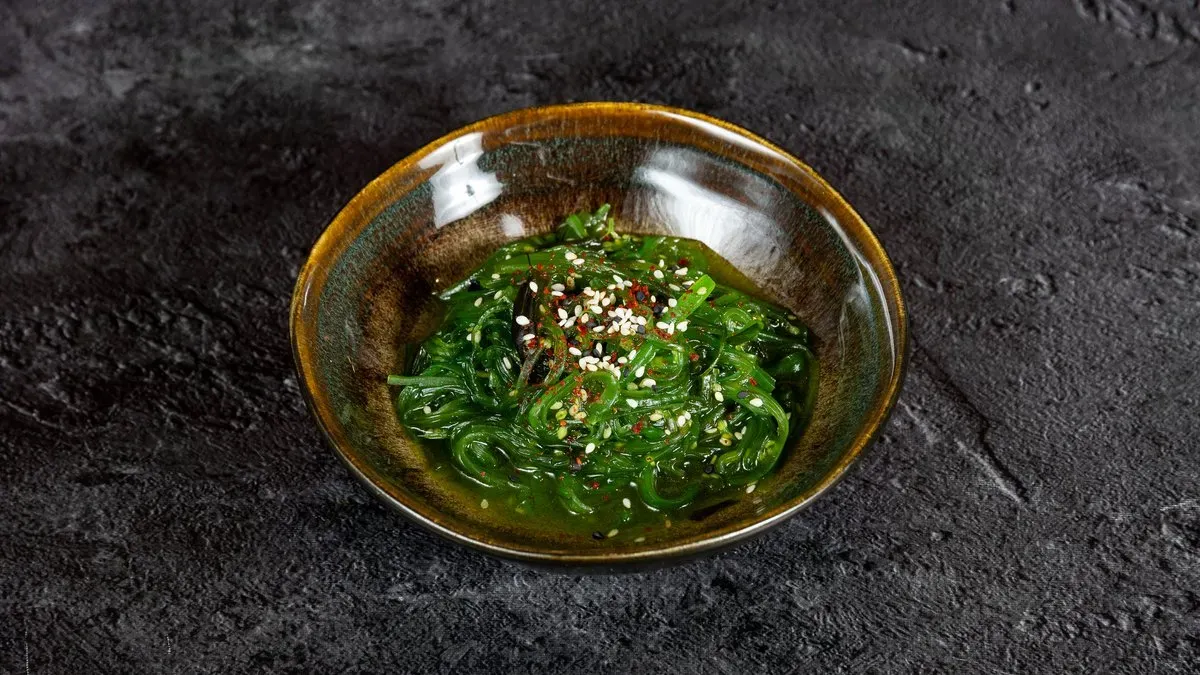 Wakame (szezámmagos alga saláta)