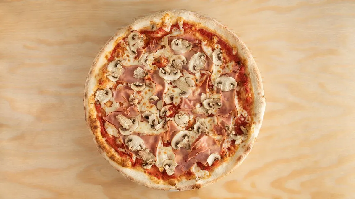 Prosciutto e fungi pizza