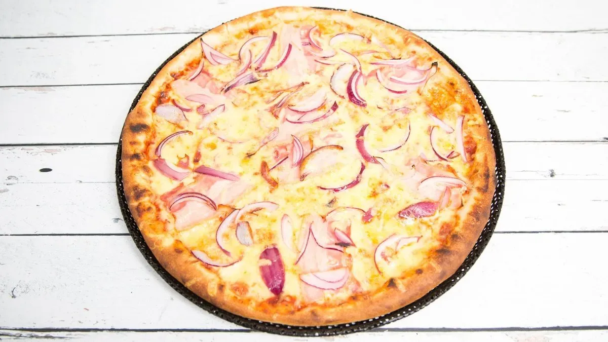 Baconos-hagymás pizza