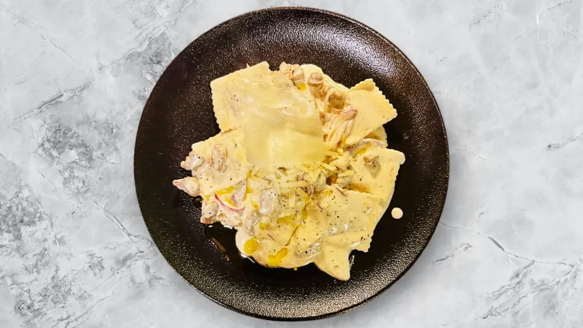 Ravioli di carne con cubetti di filetto, panna, pecorino e olio tartufato