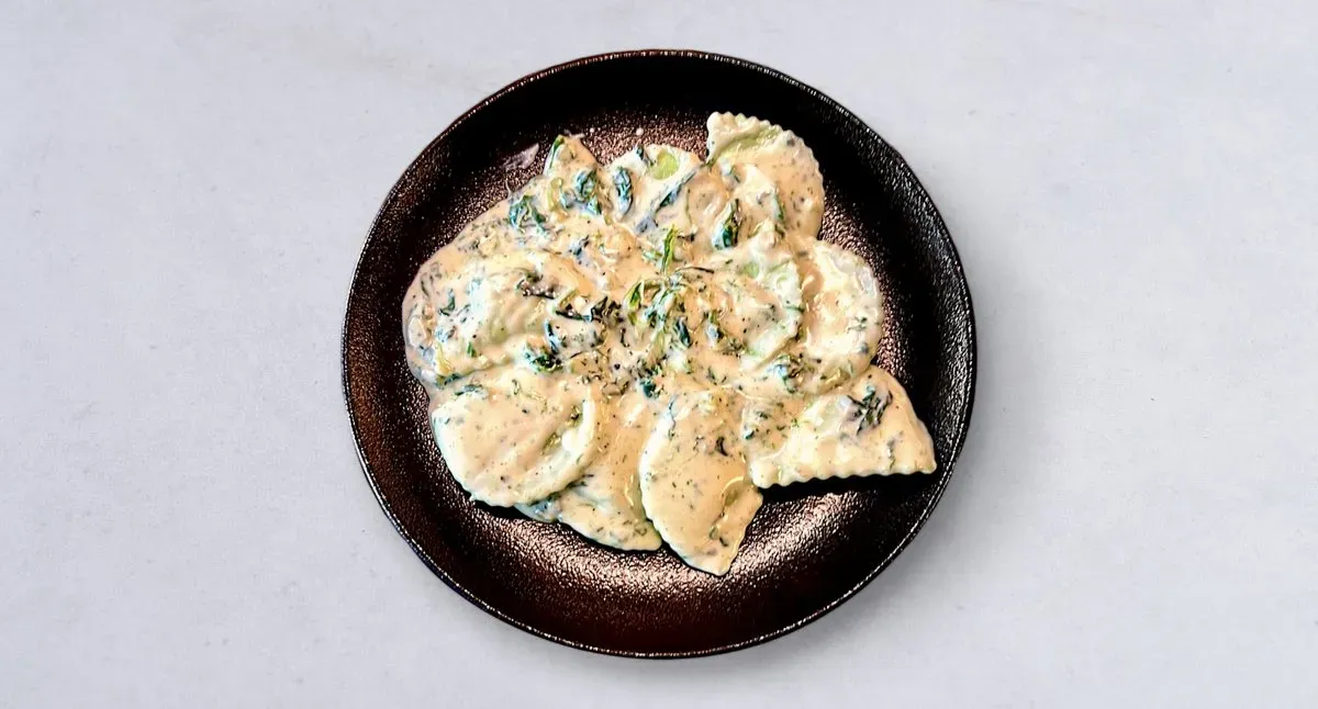 Ravioli di spinaci insalsa di formaggio