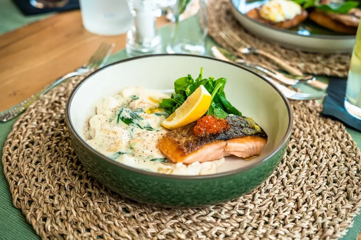 Salmone con gnocchi al gorgonzola e spinacchi