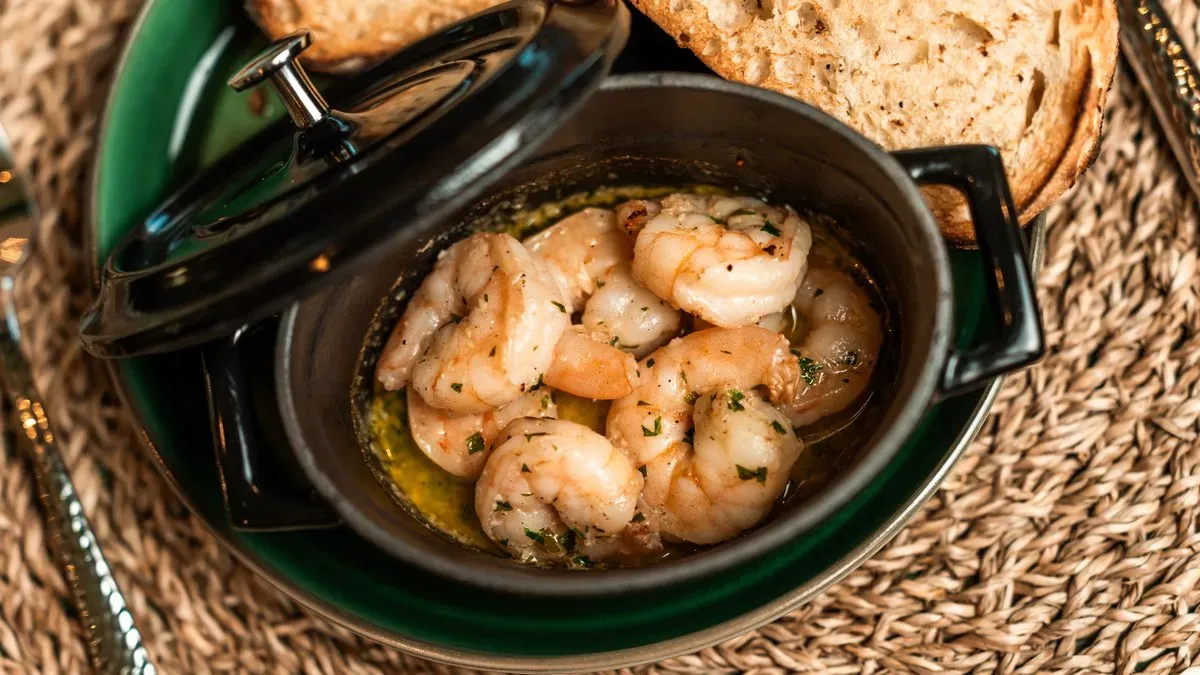 Gamberi in sals di aglio,peperoncino eburro al vino bianco