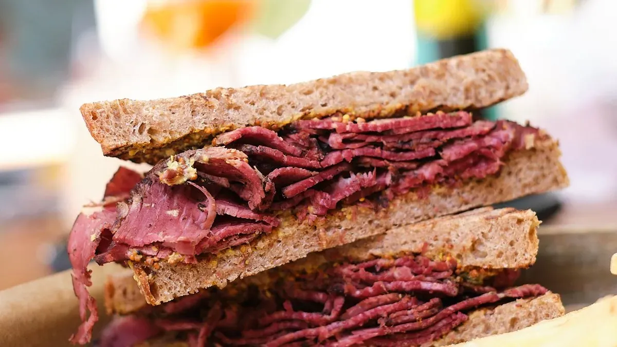 Pastrami szendvics, kovászos uborka, hasábburgonya