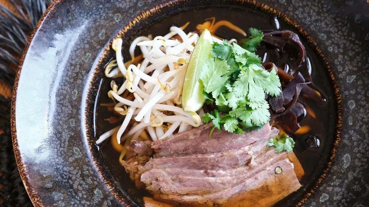 Marha pho leves, rizs tészta, shitake gomba, koriander, babcsíra