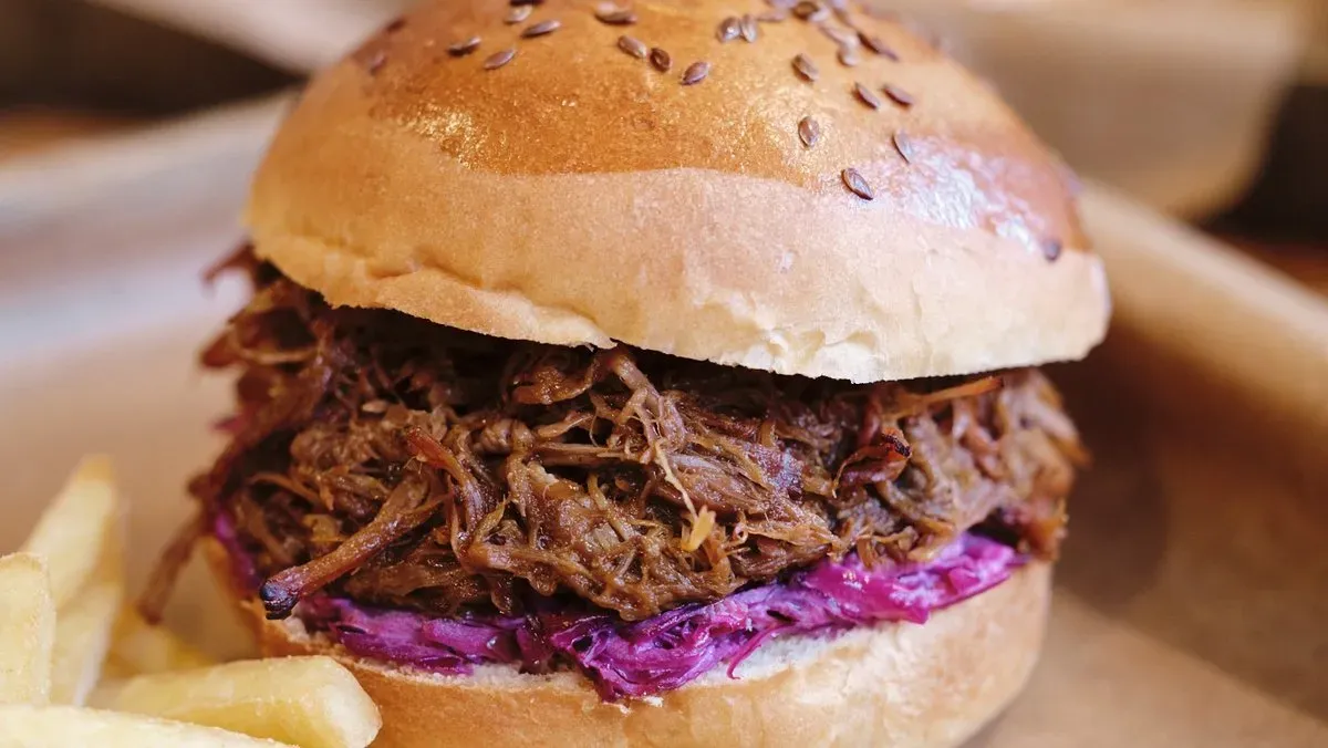 BBQ Pulled pork szendvics, hasábburgonya