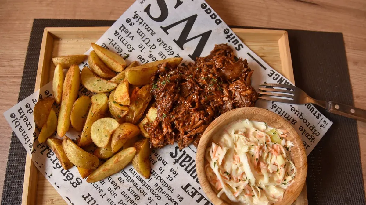 Tépett sertés, steakburgonyával, coleslaw