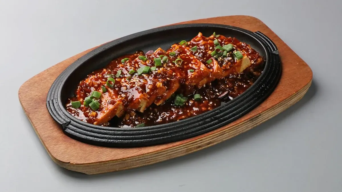 50. Jilin Sült Tofu Vaslapon Marhahússal