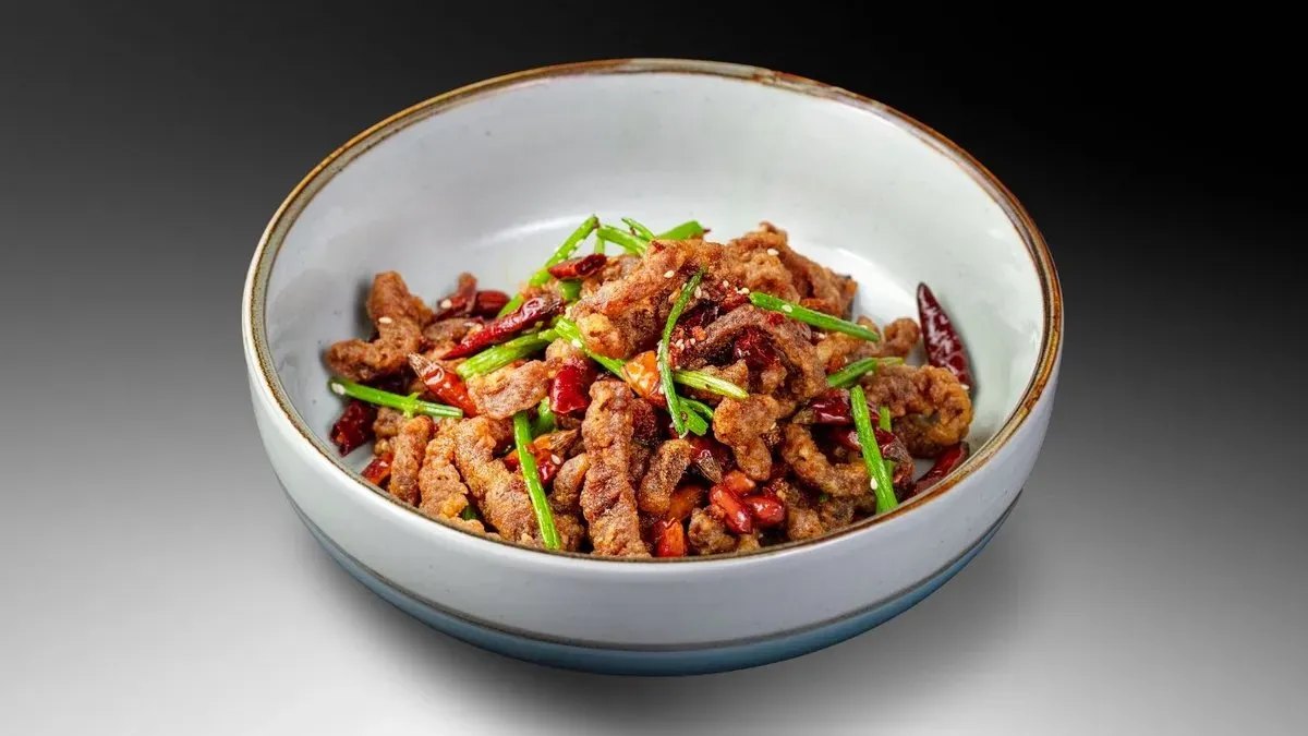28. Wokban Pirított Szürkemarha Chilivel és Zellerrel