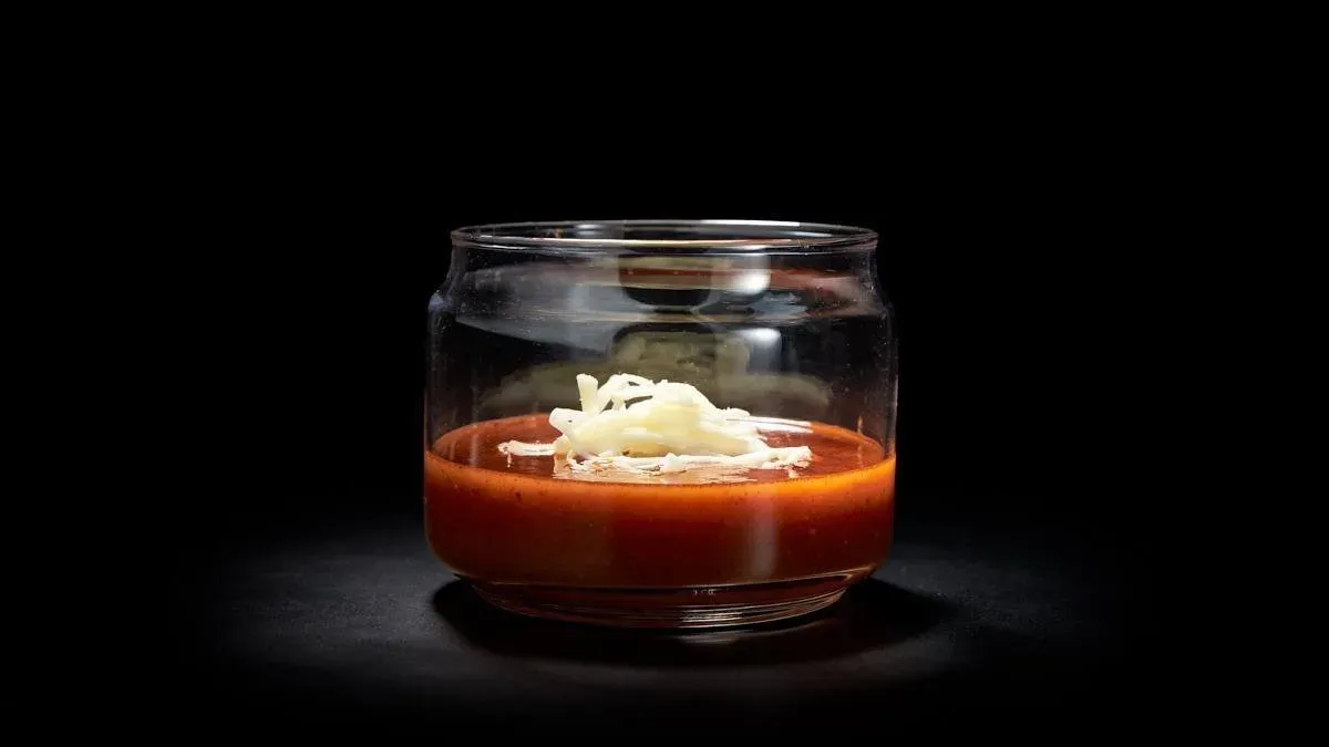 Paradicsomleves mozzarella sajttal