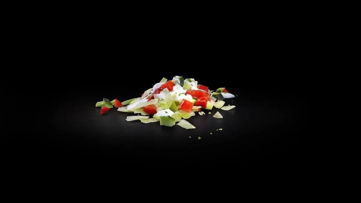 Friss vegyes saláta olívaolajjal meglocsolva