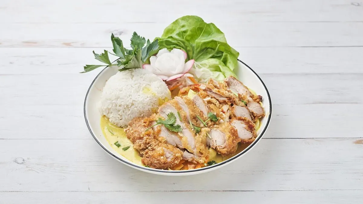 84. Crispy fried chicken thighs, yellow curry/ Sült csirkecomb sárga curryvel