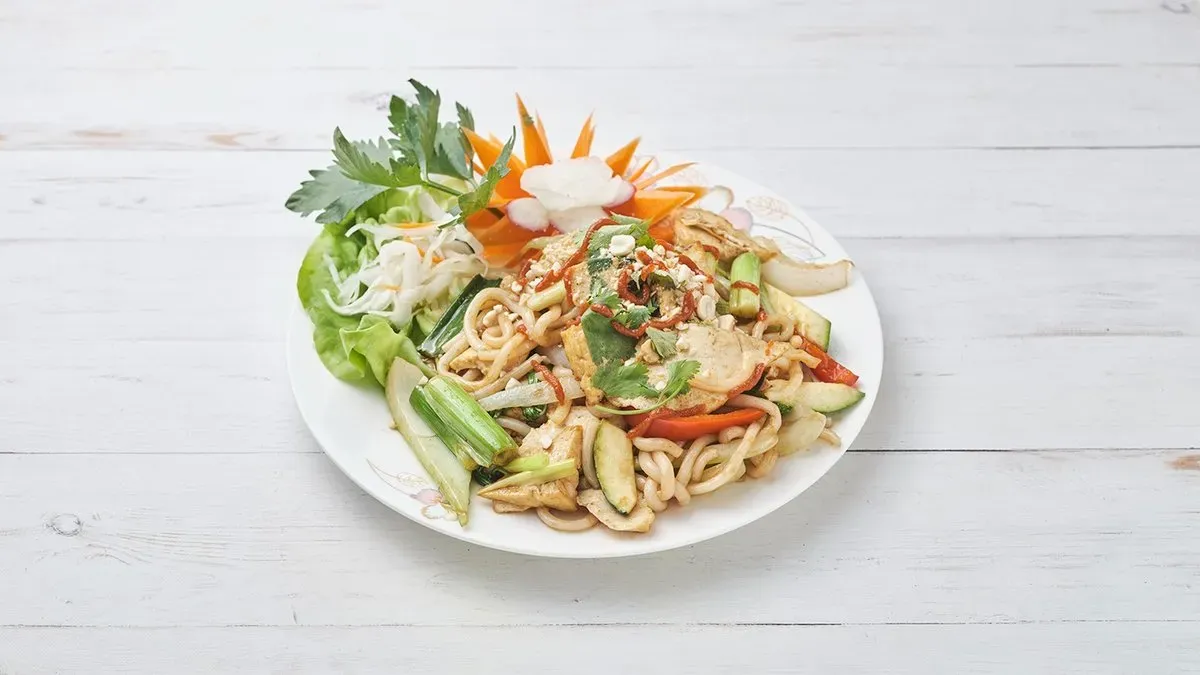 42. Fried udon noodle with shrimp / Sült udon tészta garnélarákkal
