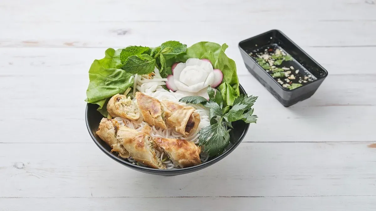 18. Spring rolls with ricenoodles / Tavaszi tekercs rizstésztával