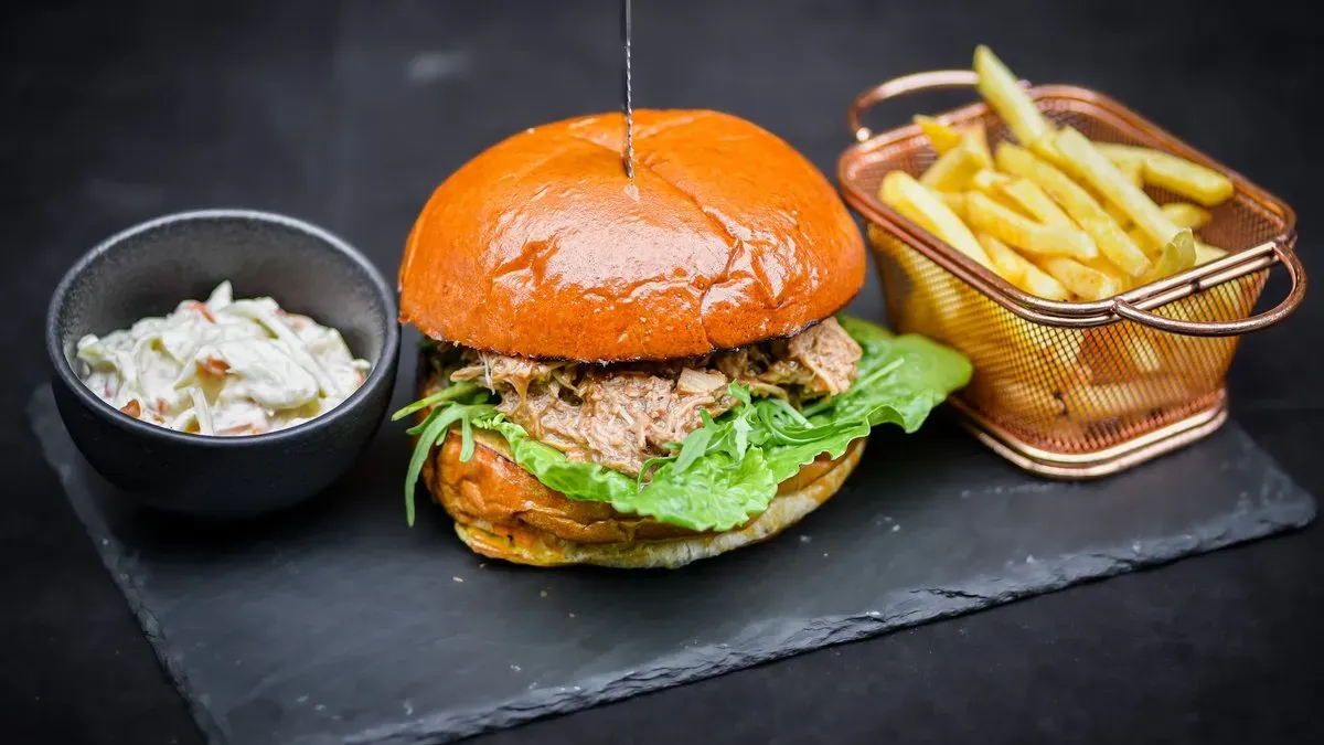 "BBQ PULLED PORK” BURGER HASÁBBURGONYÁVAL, COLESLAW