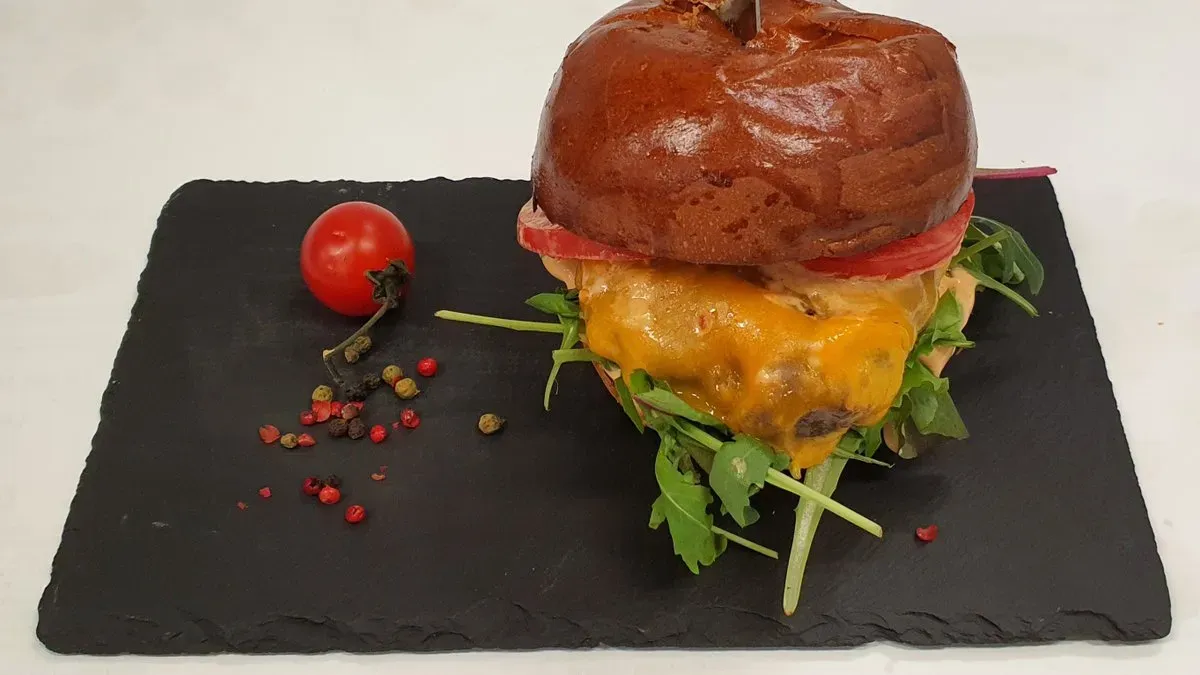 „RANDOM” BURGER HASÁBBURGONYÁVAL, COLESLAW