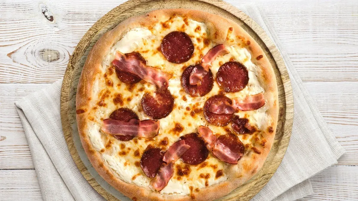 White „Bacon & Salami” pizza