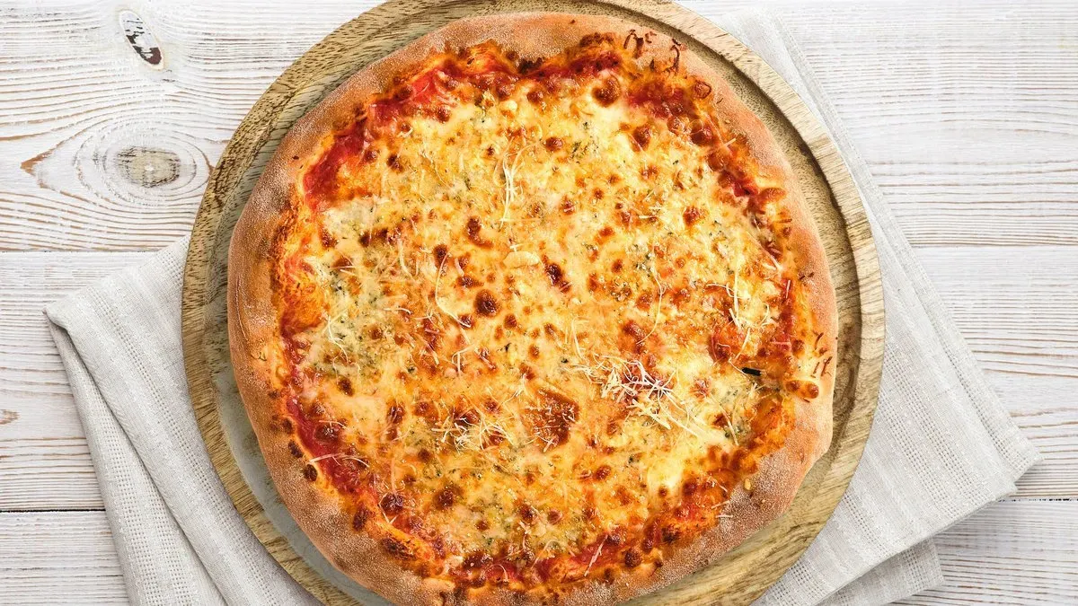 Cheesy pizza (V)