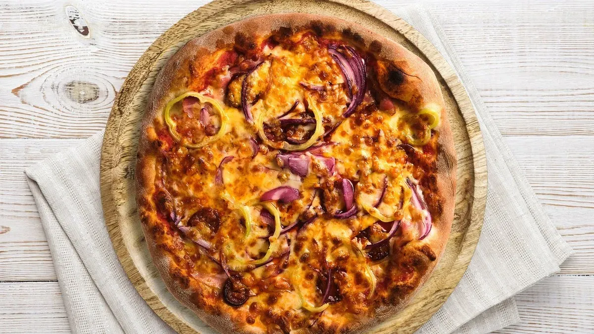 Red „Bacon & Salami” pizza