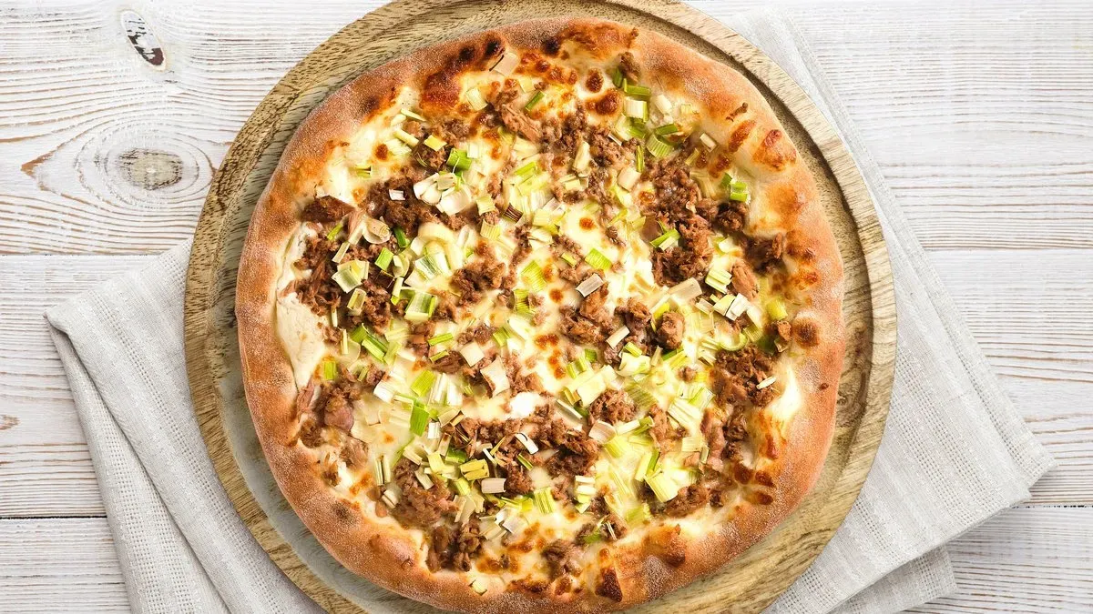 Tuna pizza