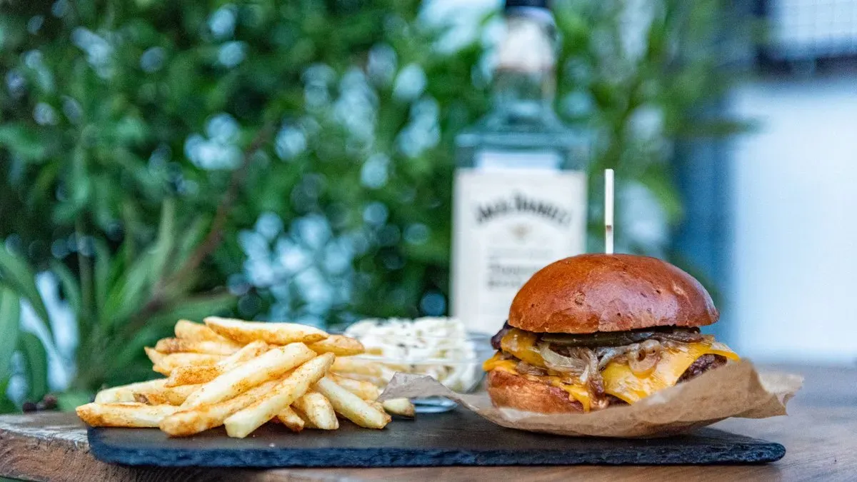 Black Angus Smash burger, rusztikus hasábburgonyával