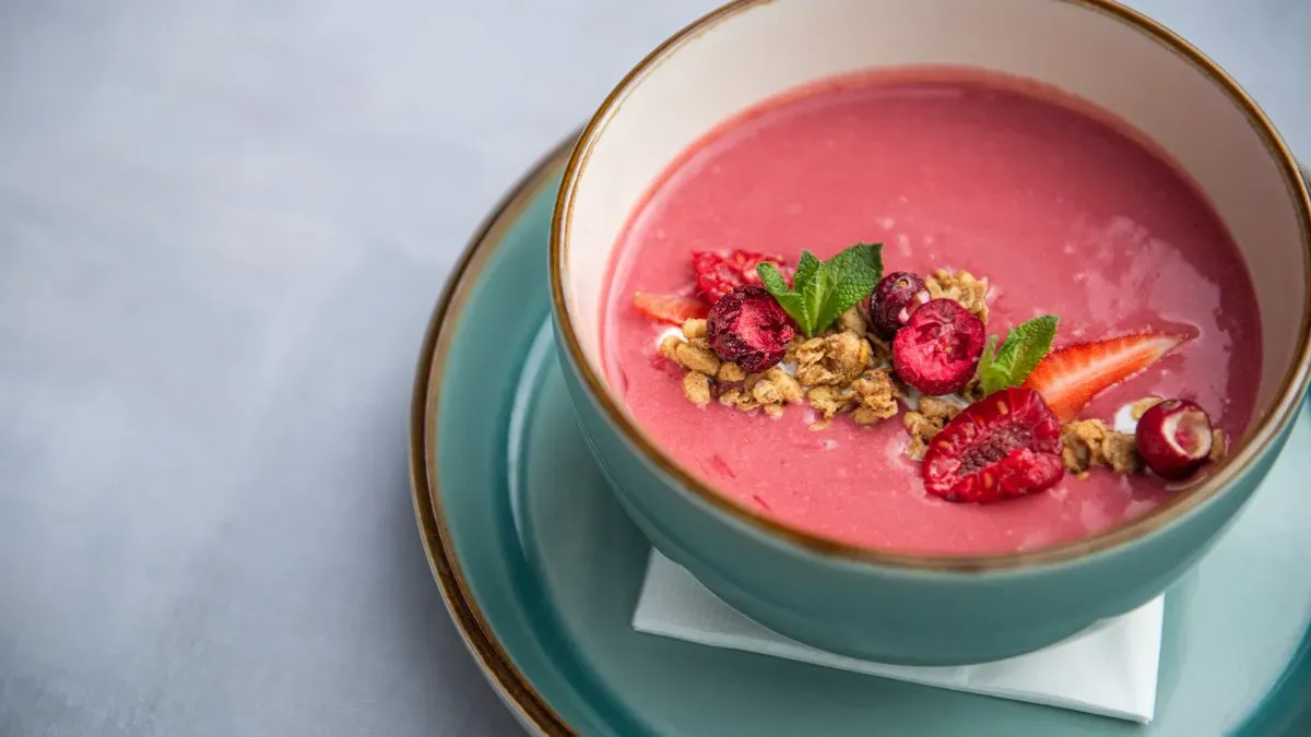 Eperkrémleves, friss gyümölcsök, granola