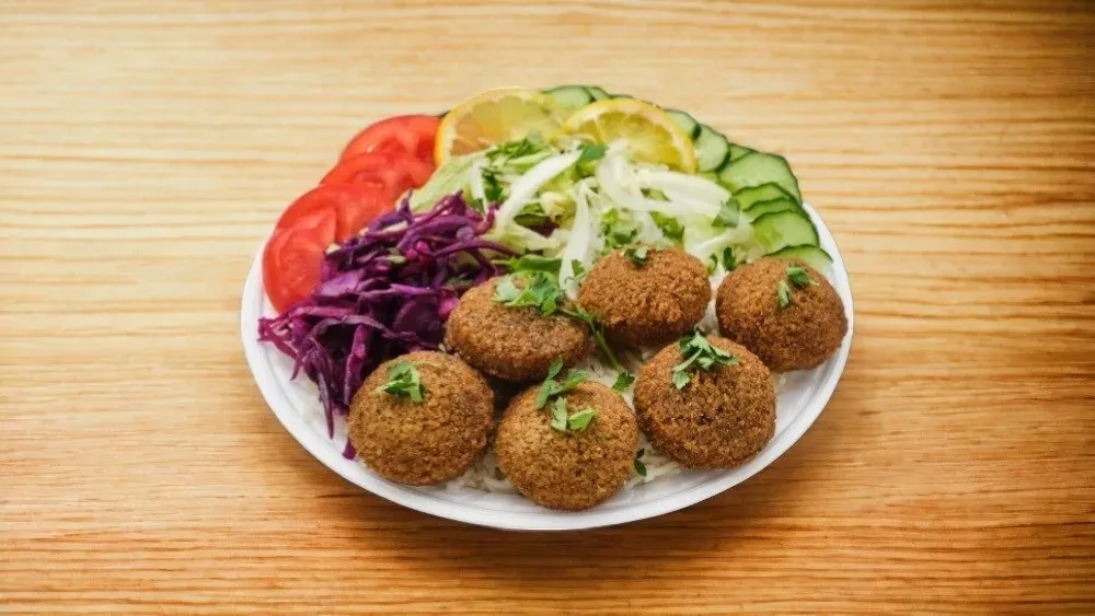 Falafel tál választható 0,5 literes üdítővel