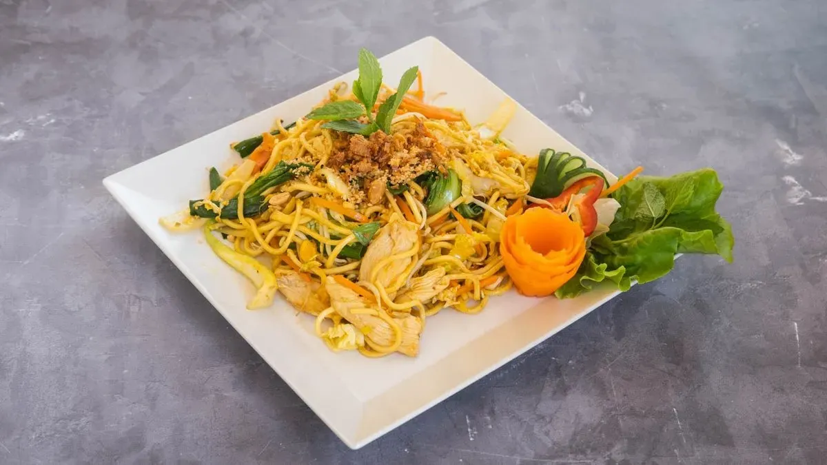 Phở xào gà/Pirított rizstészta csirkehússal