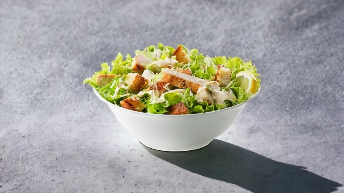 Cézár saláta csirkével parmezánsajttal