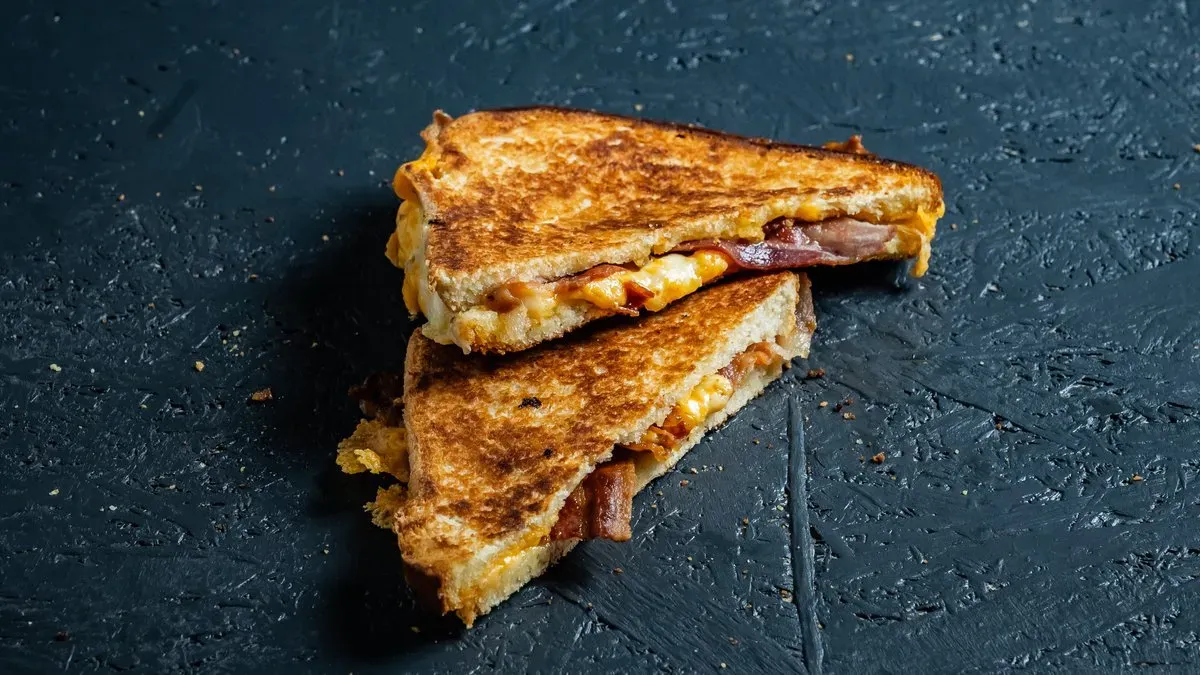 GRILLED CHEESE & BACON SANDWICH