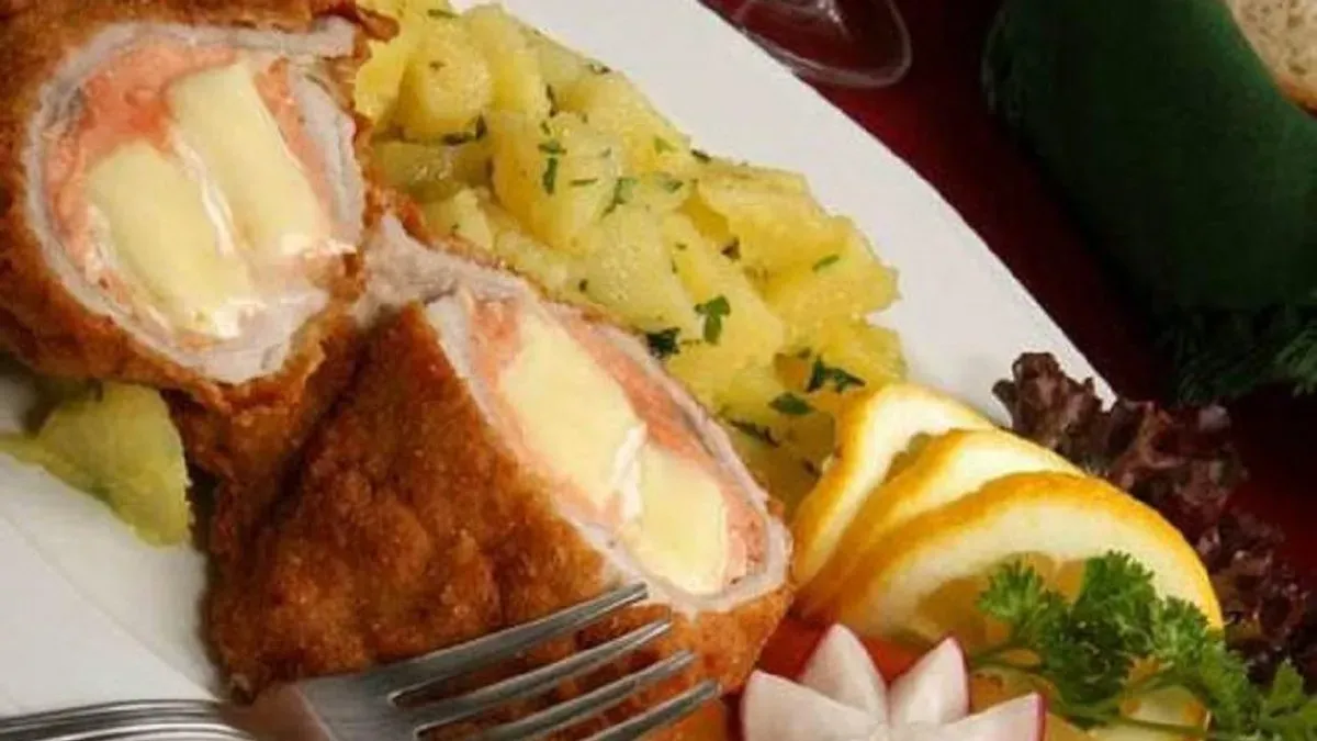 Lazaccal, camembert sajttal töltött pulykamell