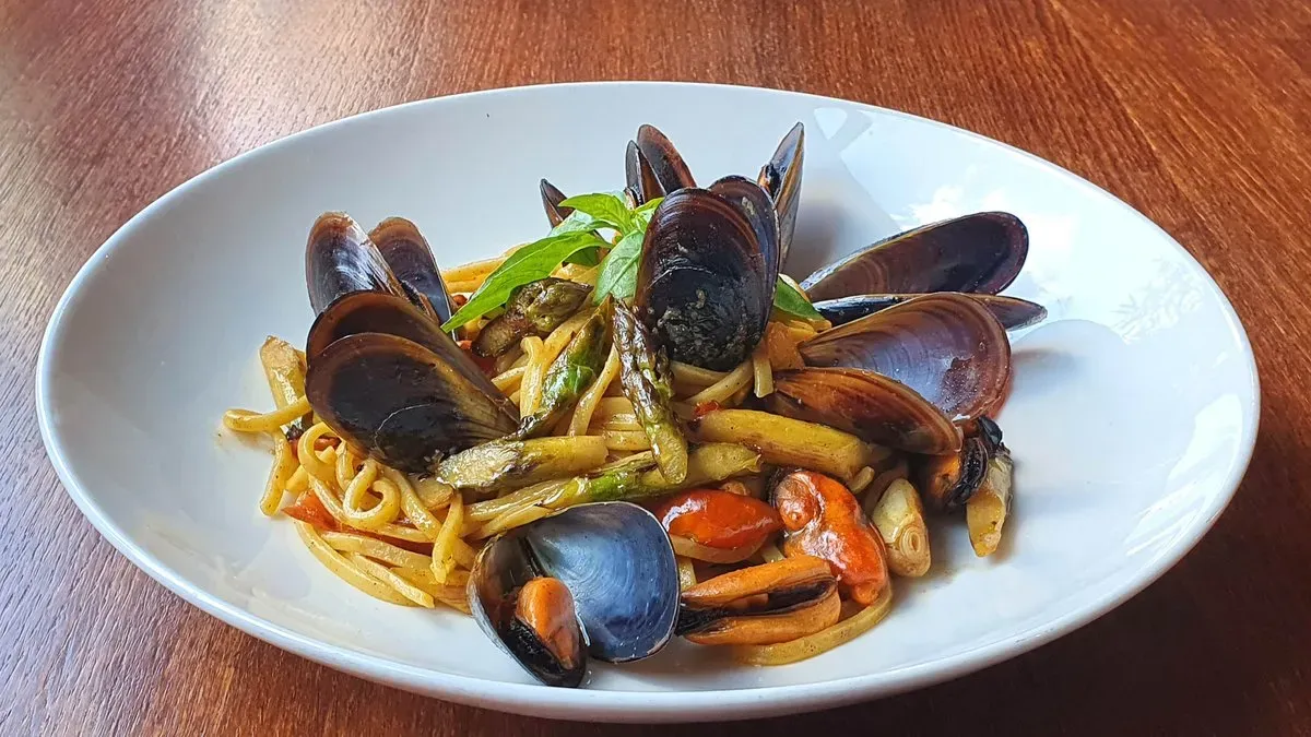 Spaghetti alla Chitarra con Asparagi, Pomodorini e Cozze al Vino bianco